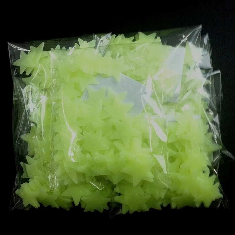 Декорация за детска стая със фосфоресциращи звездички