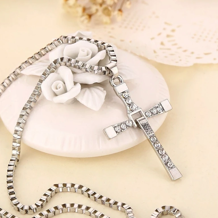 Авто & градски аксесоар – кръст с синтетични камъни