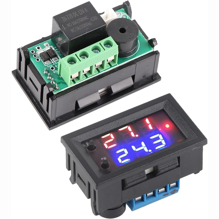 Предна и задна страна на дигитален термостат с дисплей и клеми