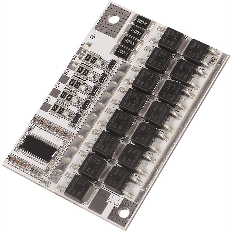 Детайлна снимка на предната страна на BMS 5S 100A платка, ясно видими електронни компоненти