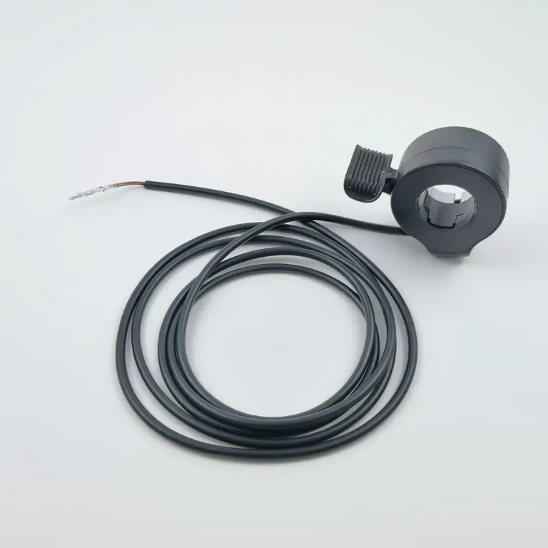 Детайл на проводници на дръжка газ: червен 5V, черен GND, зелен сигнал