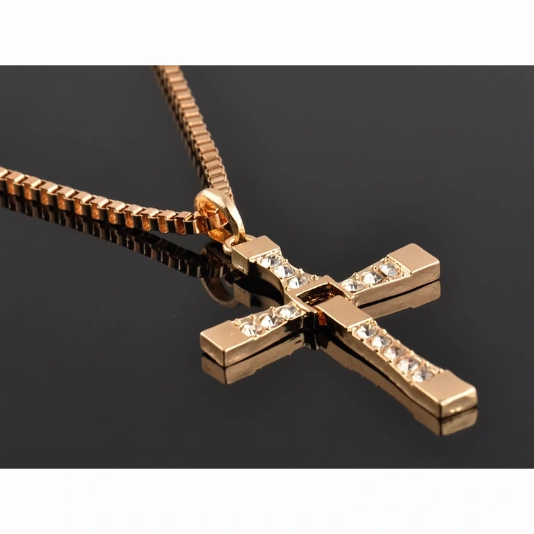 Златна висулка кръст със синтетични камъни Swarovski