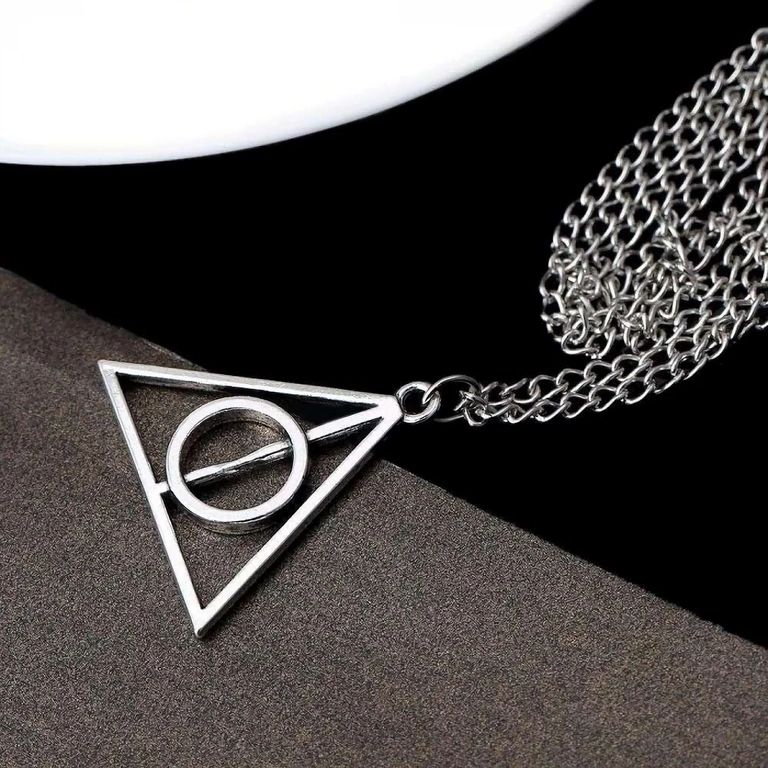 Верижка с магически триъгълник, вдъхновена от символа Deathly Hallows