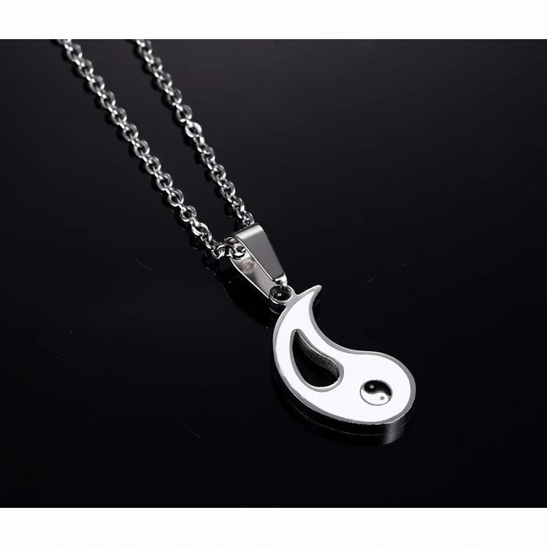 Медальон Yin Yang, разделен за две лица
