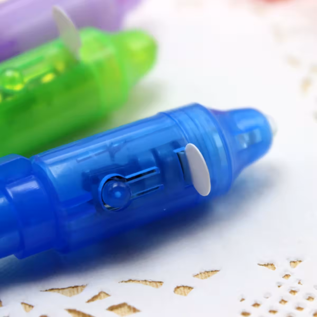 Химикалка с невидимо мастило и UV лампа за писане на скрити съобщения