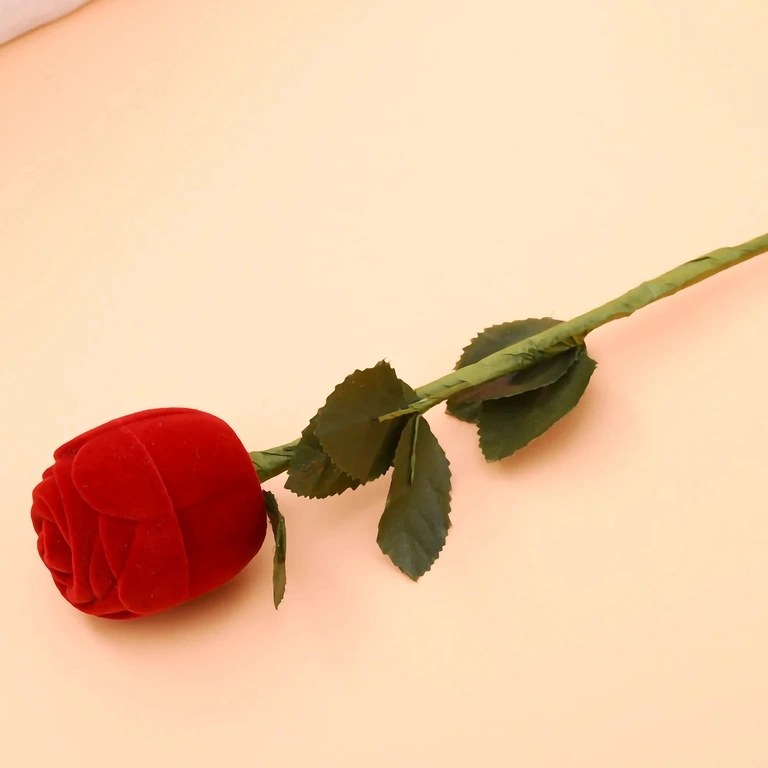 Кадифена червена кутия във формата на роза за бижута – пръстен или обеци