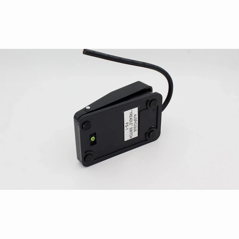 Електрически превключвател с крачен бутон, монтиран на кабел