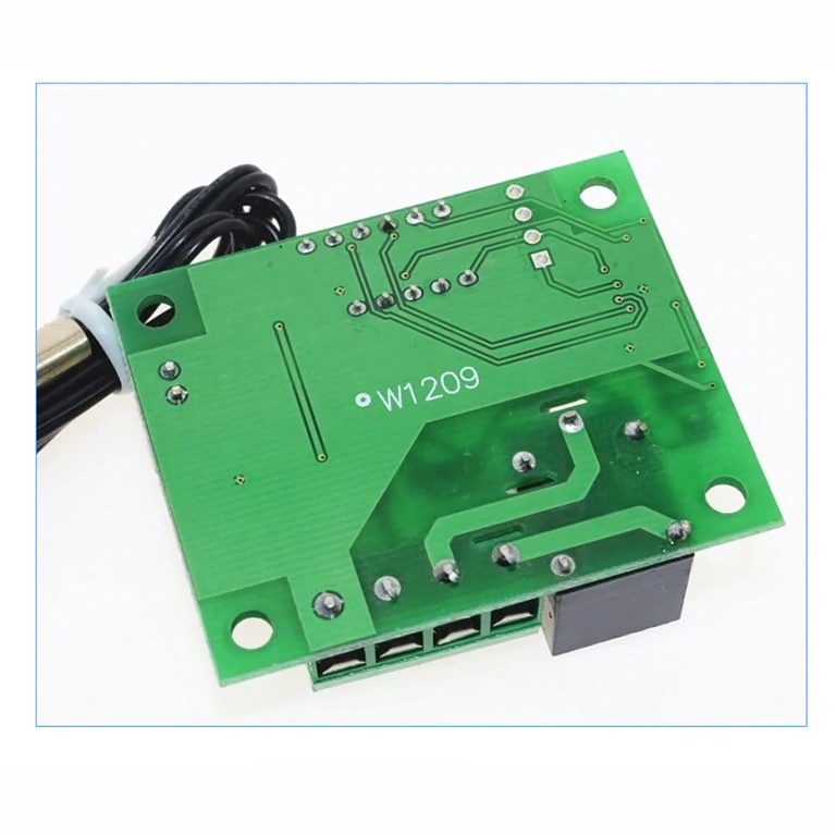 Снимка на задната страна на платката на термостат с пинове за свързване