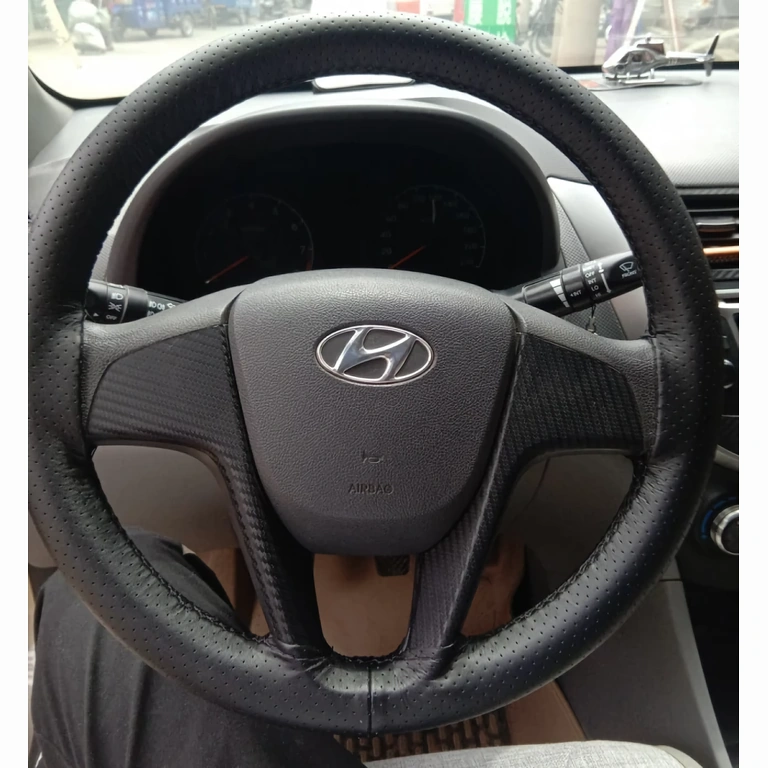 Калъф от черна кожа с текстурирана повърхност за удобство при шофиране