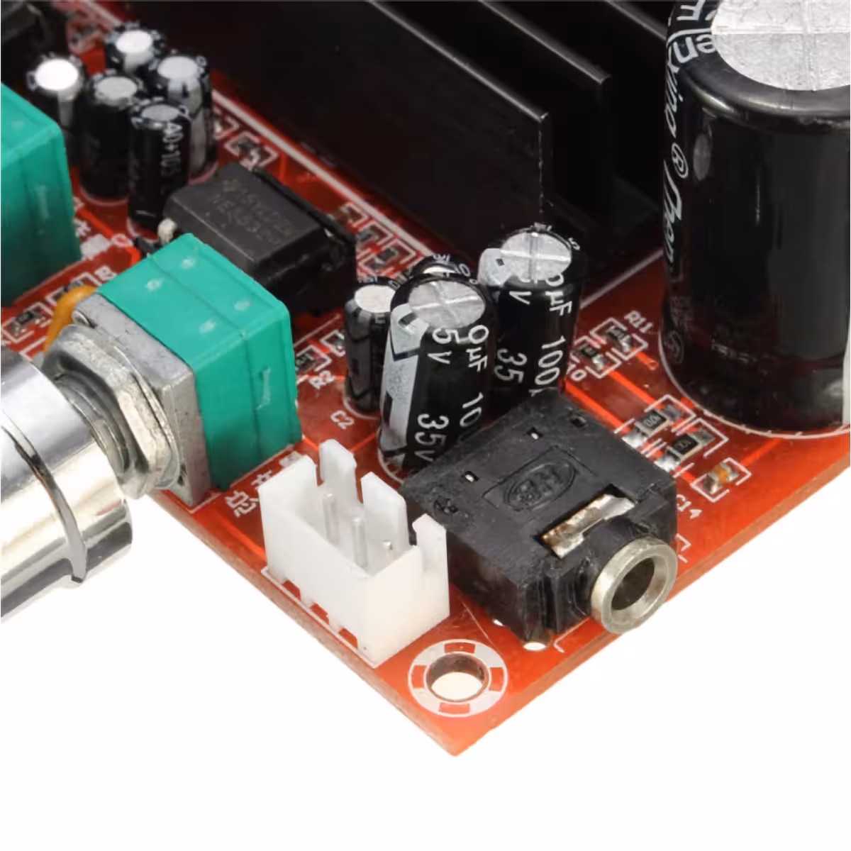 Захранващи портове и изходи за тонколони на задната страна на модул XH-M139