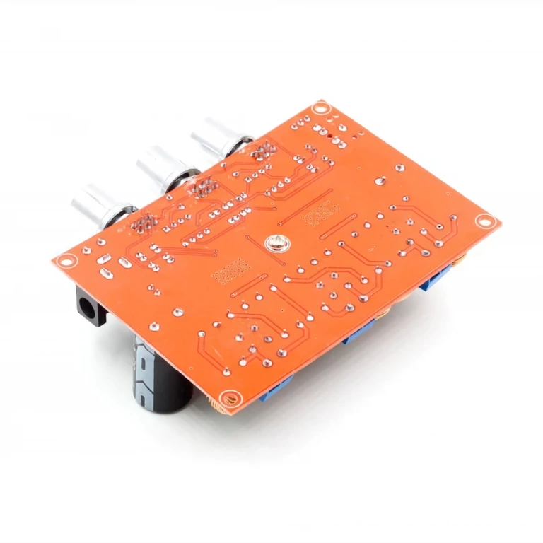 Заден изглед платка XH-M139 Изображение на задната част на аудио модул XH-M139 с конектори и трасета