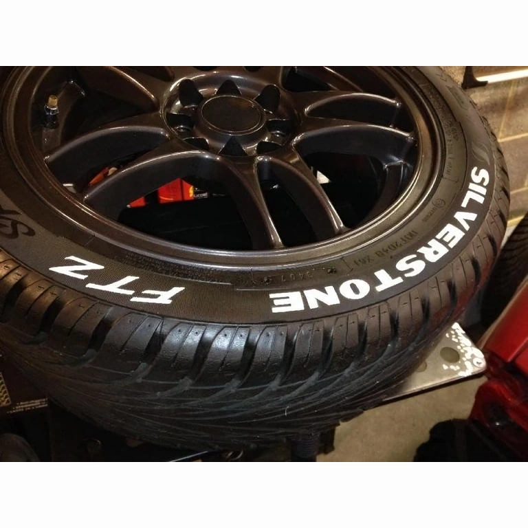 Постоянен бял маркер с бързо съхнене за ясно писане