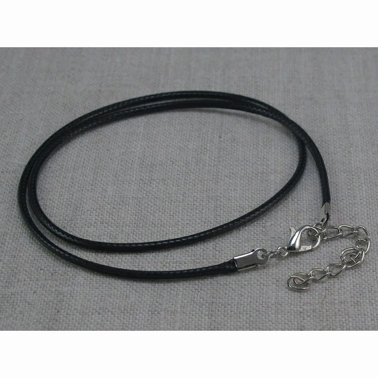 Висулка с розов кристал и кожен шнур – нежна и защитна енергия