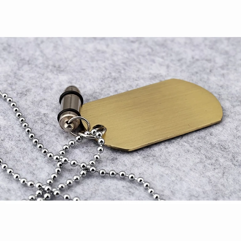 Мъжки аксесоар, съставен от army ланец, dog tag и висулка куршум