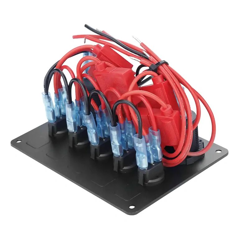 Автомобилен панел с IP65 защита, ключове със предпазители, идеален за влажни или прашни среди