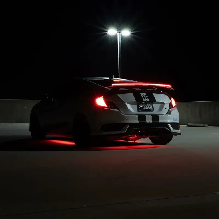 Спойлер с LED светлина за стоп, монтиран на багажника