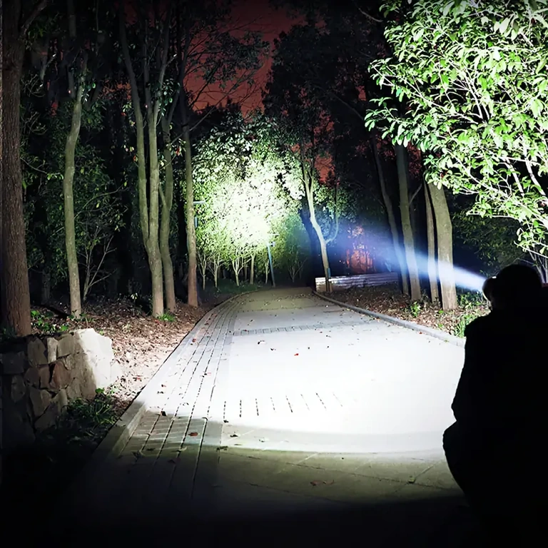 Челник с LED, идеален за работа и дейности на тъмно