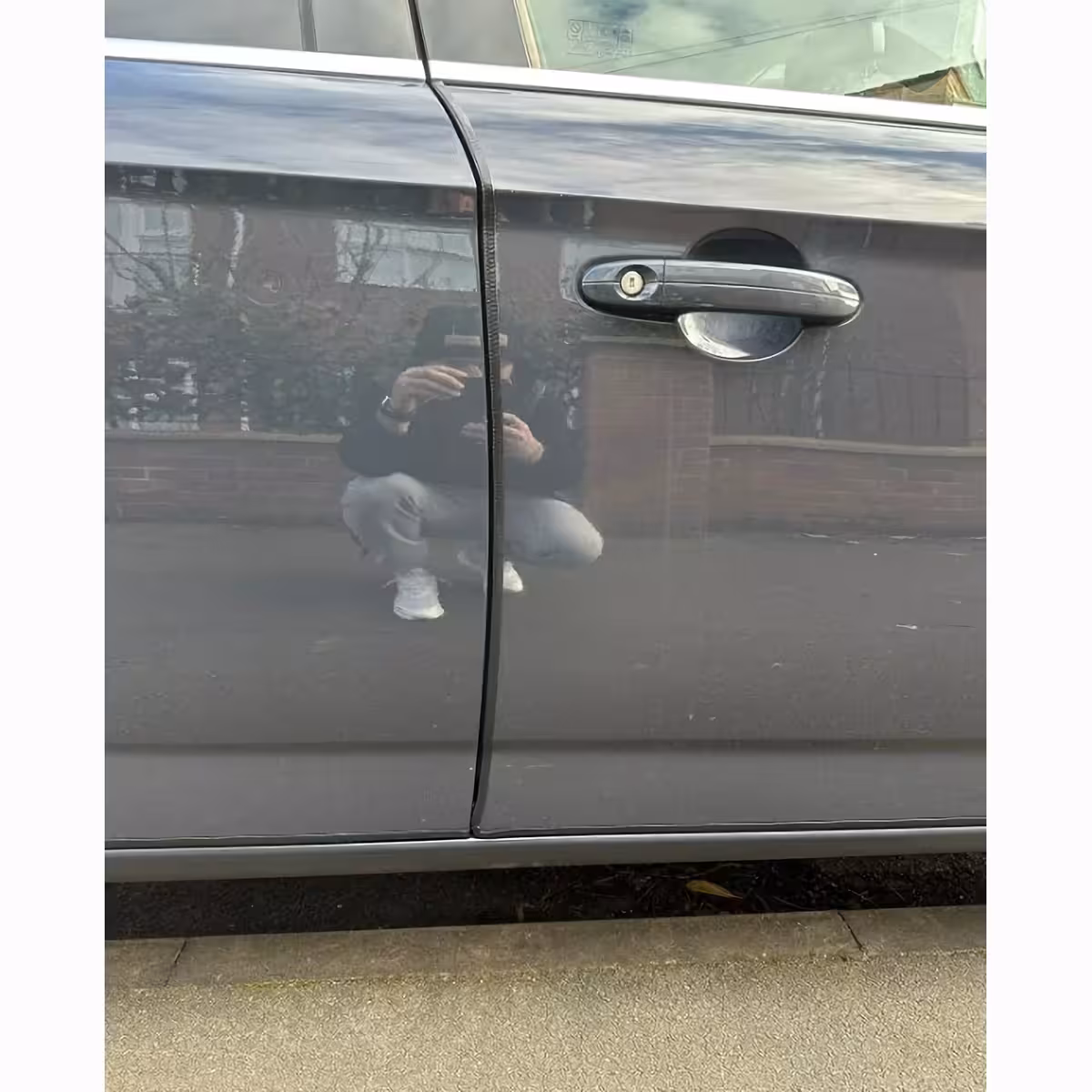 Черна лента за защита на ръбовете на вратите от надраскване и удар