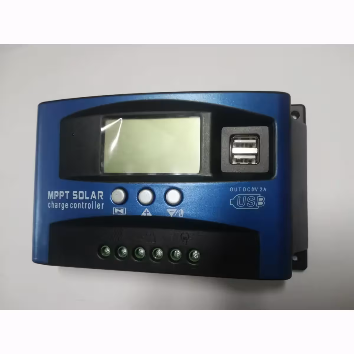 Заряден регулатор с голям дисплей за наблюдение