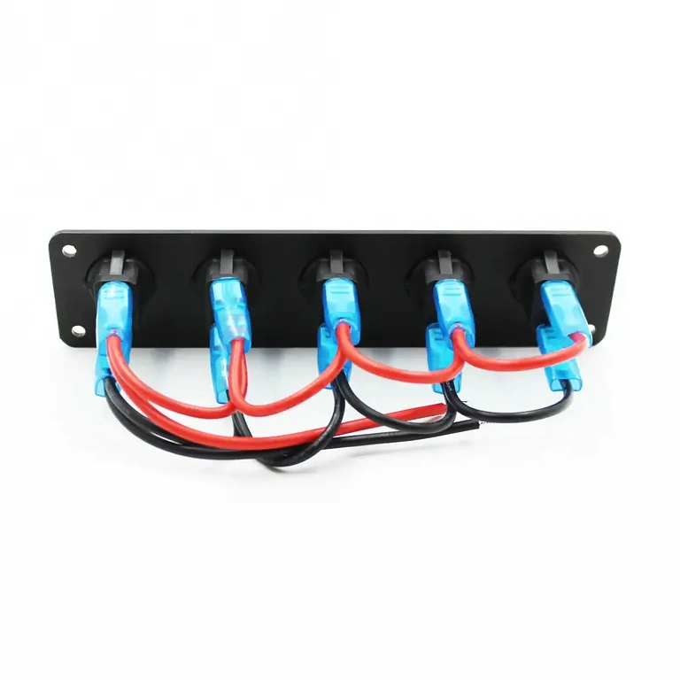 Детайл на свързване отзад Електрически конектори от задната част на панела