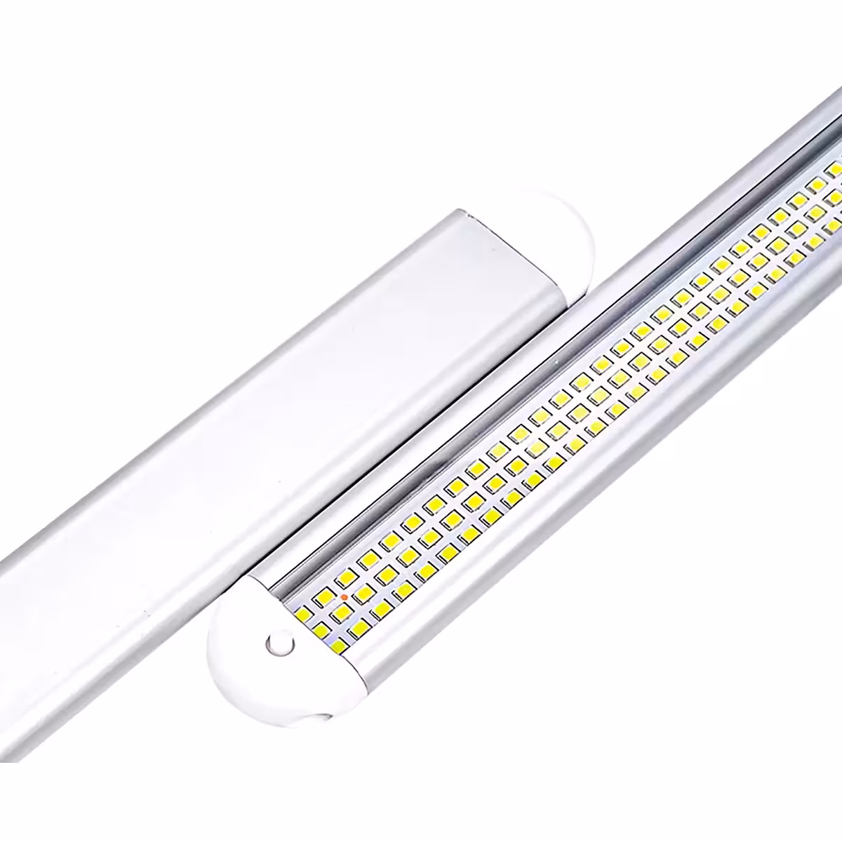 Изображение в близък план с детайли на LED лампата: SMD чипове и конструкция