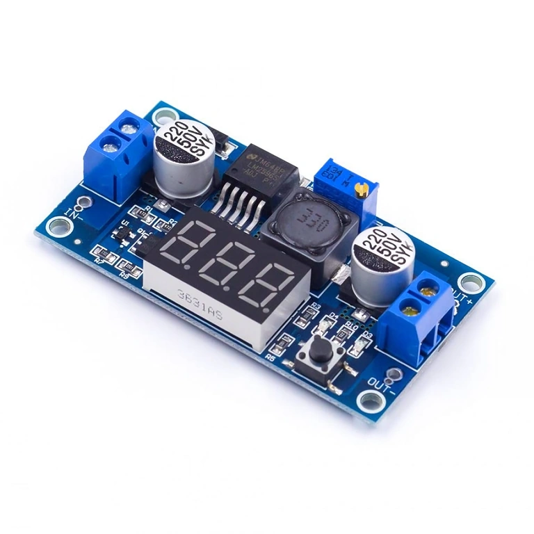 Близък план на LM2596 step-down с дисплей и регулиране на напрежение