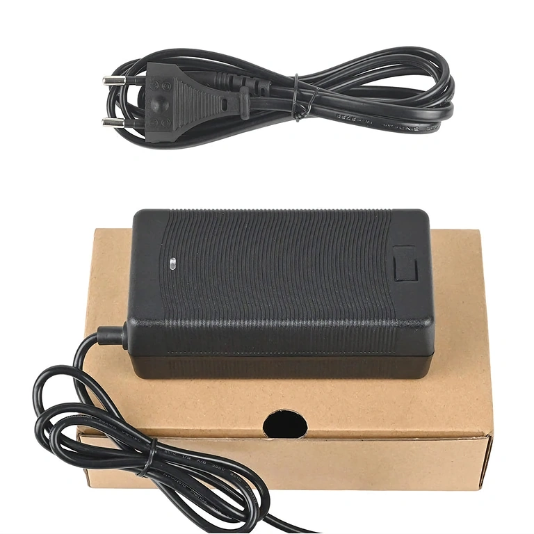 Зарядно 48V–54.6V 2A с IEC C13 конектор, подходящо за електрически скутери Citycoco и Harley