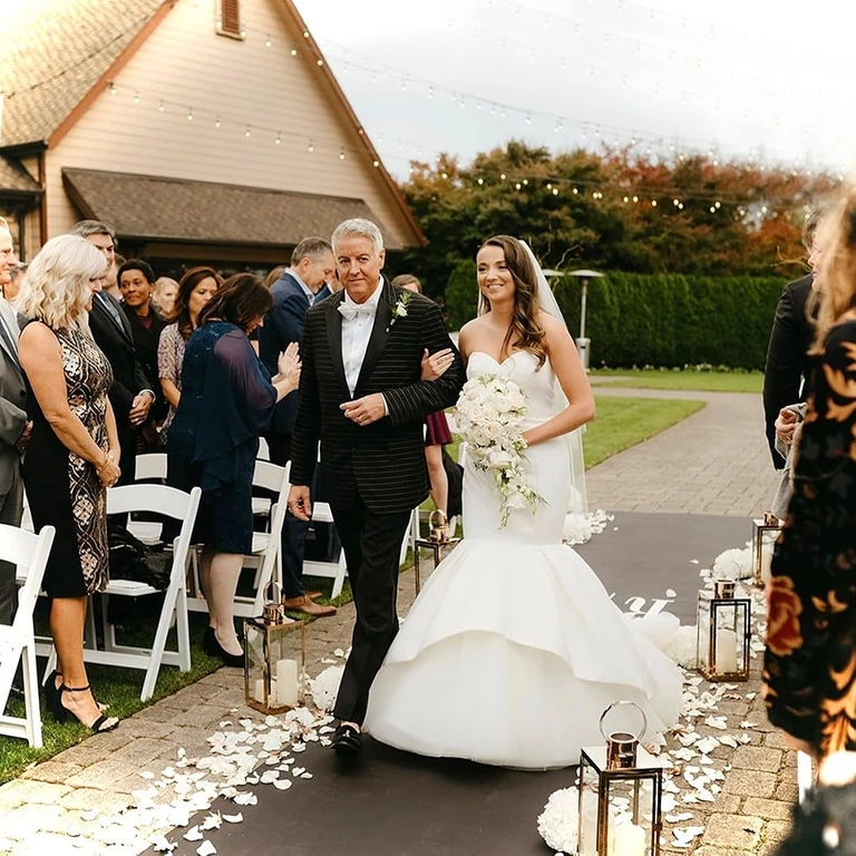 Бели листенца за фотосесия Бели изкуствени листенца за романтична фотосесия