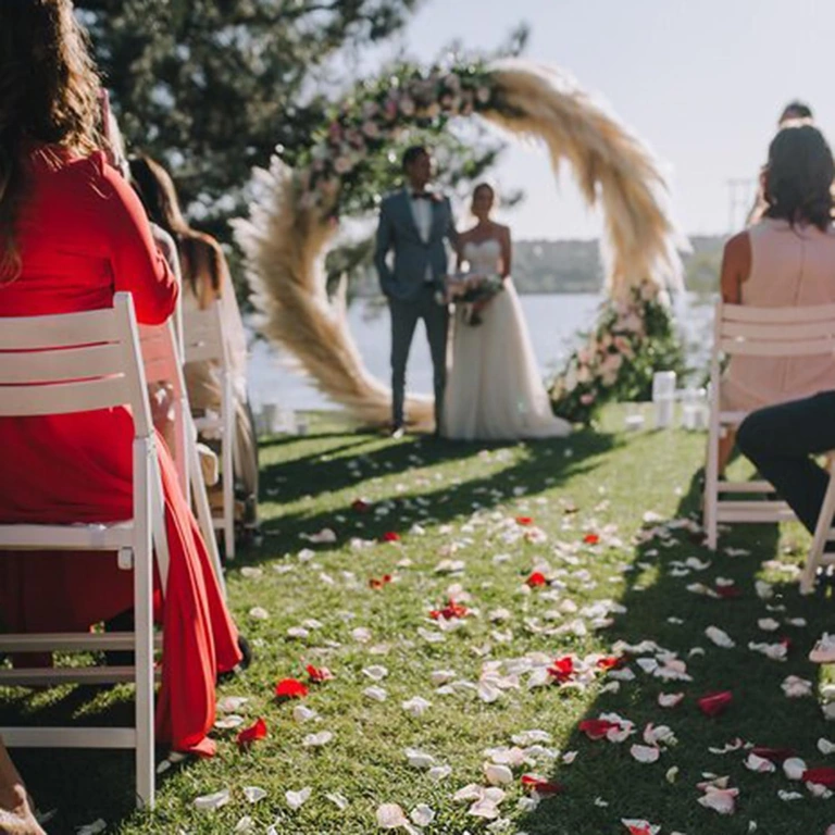 Романтичен декор с изкуствени листенца Бели изкуствени листенца за романтичен декор за Деня на влюбените
