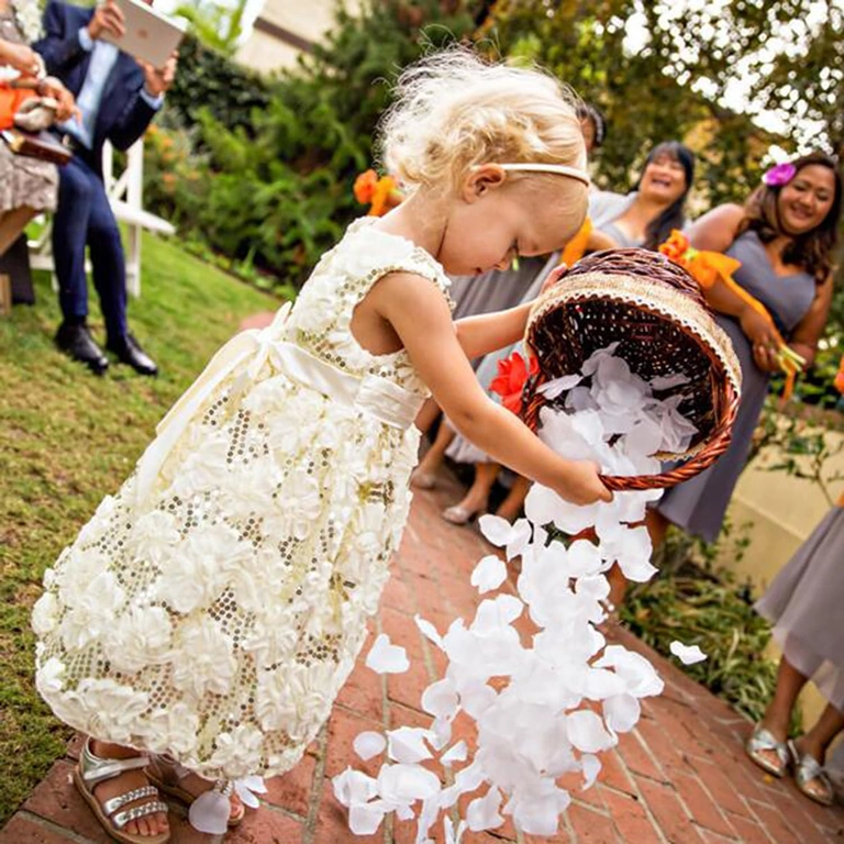 Сватбен декор с бели листенца Бели изкуствени листенца за декор на сватбен коридор