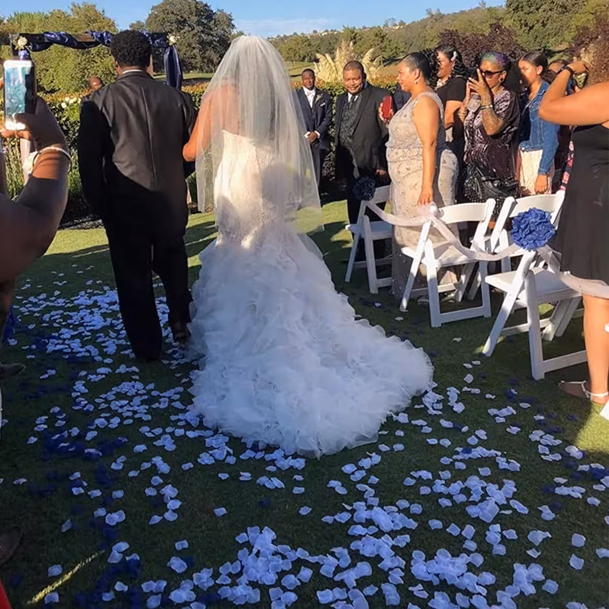 Бели розови листенца от текстилен материал за декор на сватбени маси