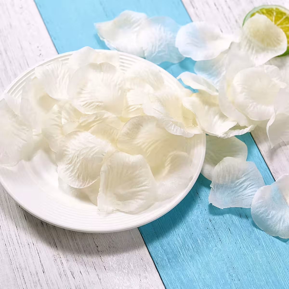 Бели изкуствени листенца, разпръснати по пода за елегантен декор