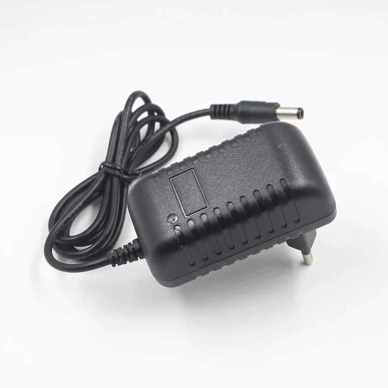 Зарядно с LED индикатор LiFePO4 зарядно с LED индикатор червено/зелено за състоянието на зареждане