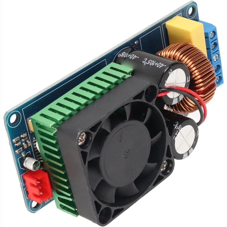 Радиатор на моно усилвател 500W Детайл на радиатора за охлаждане на моно усилвателя 500W