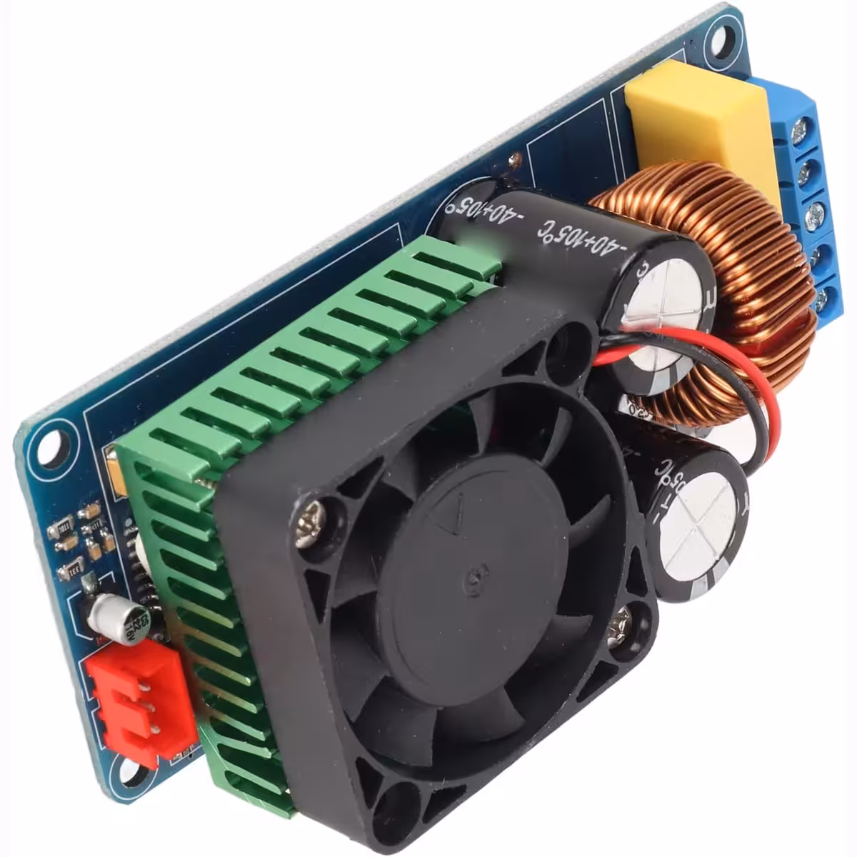 Детайл на радиатора за охлаждане на моно усилвателя 500W