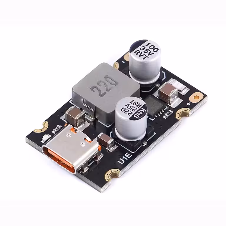 Изглед отпред на модул USB-C PD 65W с конектор
