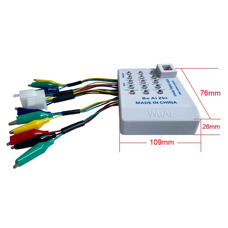 Батерия, свързана към универсалния тестер за проверка на контролера