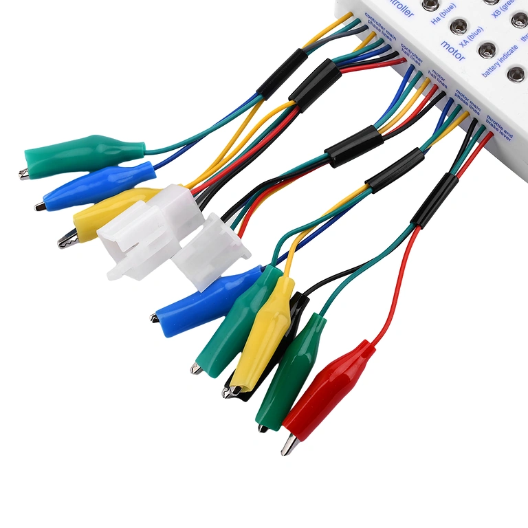 Фазовите проводници на мотора, свързани към универсалния тестер